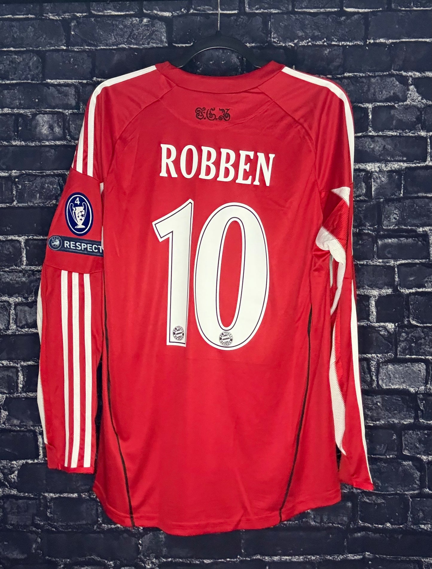 Bayern Munich 2010/11 CL Home - Arjen Robben (L)