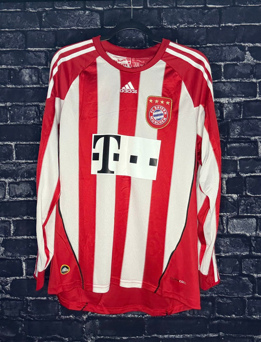 Bayern Munich 2010/11 CL Home - Arjen Robben (L)